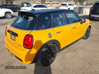 2015 MINI Hardtop 4 Door S z VIN WMWXU3C51F2B57061, wystawiony jako IAAI lot #41691431 z przebiegiem 66 406 mil mil oraz . Historia ofert i sprzedaży dostępna na DreamBid. Obrazek 4.