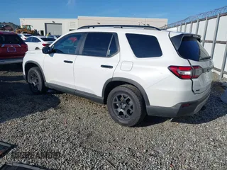 2025 Honda Pilot TrailSport with VIN 5FNYG1H63SB051817, listed as a IAAI auction lot 41434021 with 895 mi miles. Bid and sale history available at carsss.com. Image 3.