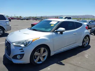 2013 Hyundai Veloster Turbo z VIN KMHTC6AE0DU177983, wystawiony jako IAAI lot #42292102 z przebiegiem 121 142 mil mil oraz . Historia ofert i sprzedaży dostępna na DreamBid. Obrazek 2.