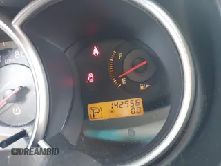 2008 Nissan Versa S z VIN 3N1BC11E68L405992, wystawiony jako IAAI lot #42060826 z przebiegiem 142 956 mil mil oraz . Historia ofert i sprzedaży dostępna na DreamBid. Obrazek 7.