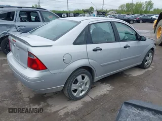 2007 Ford Focus S z VIN 1FAHP34NX7W358354, wystawiony jako IAAI lot #42242364 z przebiegiem 48 900 mil mil oraz . Historia ofert i sprzedaży dostępna na DreamBid. Obrazek 4.