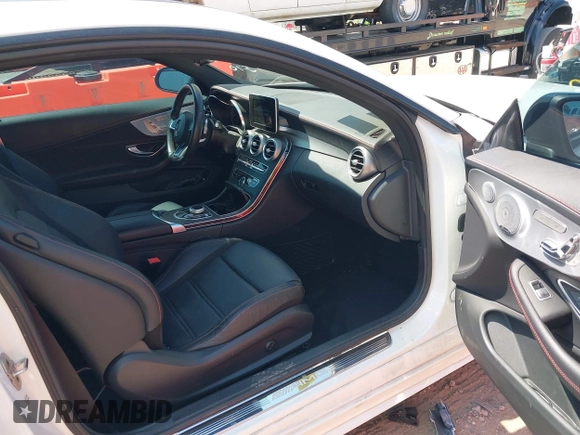 2018 Mercedes-Benz C 43 AMG z VIN WDDWJ6EB8JF755552, wystawiony jako IAAI lot #42112165 z przebiegiem 29 723 mil mil oraz . Historia ofert i sprzedaży dostępna na DreamBid. Obrazek 5.