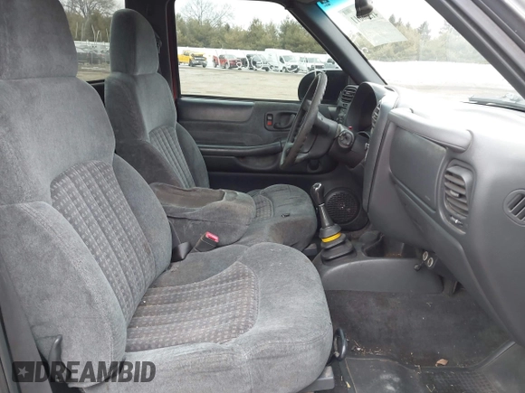1998 Chevrolet S-10 with VIN 1GCCS144XWK264558, listed as a IAAI auction lot 41560611 with 216,629 mi miles. Bid and sale history available at carsss.com. Image 5.