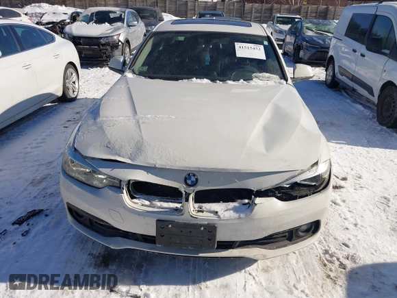 2016 BMW 3 Series 320i xDrive z VIN WBA8E5G59GNT93445, wystawiony jako IAAI lot #41515452 z przebiegiem 96 437 mil mil oraz . Historia ofert i sprzedaży dostępna na DreamBid. Obrazek 12.