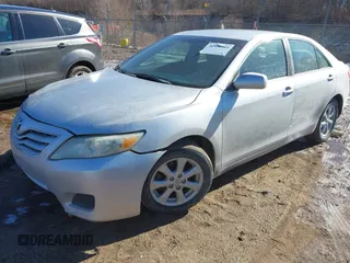 2011 Toyota Camry LE z VIN 4T4BF3EK1BR182727, wystawiony jako IAAI lot #41730393 z przebiegiem 314 661 mil mil oraz . Historia ofert i sprzedaży dostępna na DreamBid. Obrazek 2.