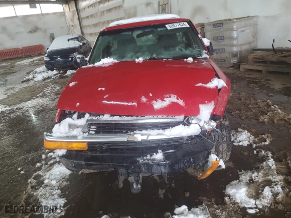 1998 Chevrolet S-10 LS with VIN 1GCCS1445WK245416, listed as a Copart auction lot 80077624 with 129,079 mi miles and Salvage Title. Bid and sale history available at carsss.com. Image 11.