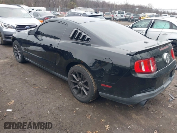 2012 Ford Mustang Premium z VIN 1ZVBP8AM1C5216285, wystawiony jako IAAI lot #41191304 z przebiegiem 190 290 mil mil oraz . Historia ofert i sprzedaży dostępna na DreamBid. Obrazek 3.