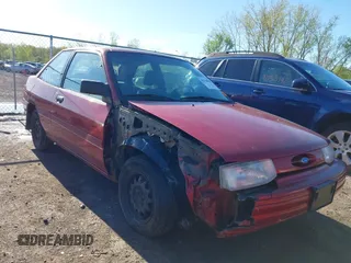 1993 Ford Escort z VIN 1FAPP11J9PW122411, wystawiony jako IAAI lot #42148696 z przebiegiem 26 945 mil mil oraz . Historia ofert i sprzedaży dostępna na DreamBid. Obrazek 1.