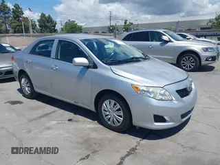 2010 Toyota Corolla z VIN 1NXBU4EE1AZ272216, wystawiony jako IAAI lot #42234155 z przebiegiem 135 717 mil mil oraz . Historia ofert i sprzedaży dostępna na DreamBid. Obrazek 1.