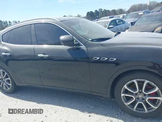 2017 Maserati Levante z VIN ZN661XUL1HX257769, wystawiony jako IAAI lot #41703740 z przebiegiem 107 038 mil mil oraz . Historia ofert i sprzedaży dostępna na DreamBid. Obrazek 13.
