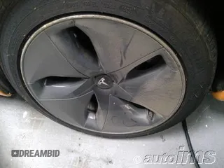 2020 Tesla Model 3 Long Range z VIN 5YJ3E1EB3LF803115, wystawiony jako IAAI lot #42545099 z przebiegiem 49 928 mil mil oraz . Historia ofert i sprzedaży dostępna na DreamBid. Obrazek 1.
