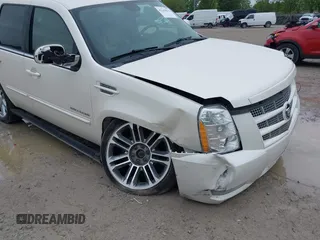2013 Cadillac Escalade Premium z VIN 1GYS4CEF8DR272495, wystawiony jako IAAI lot #42245832 z przebiegiem 203 818 mil mil oraz . Historia ofert i sprzedaży dostępna na DreamBid. Obrazek 6.