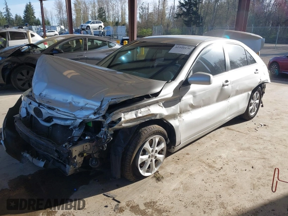 2011 Toyota Camry LE z VIN 4T1BF3EK3BU231811, wystawiony jako IAAI lot #41948136 z przebiegiem 133 722 mil mil oraz . Historia ofert i sprzedaży dostępna na DreamBid. Obrazek 17.