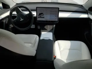 2021 Tesla Model 3 Standard Range Plus z VIN 5YJ3E1EA7MF084900, wystawiony jako Copart lot #53090765 z przebiegiem 42 226 mil mil oraz Nie do naprawy. Historia ofert i sprzedaży dostępna na DreamBid. Obrazek 8.