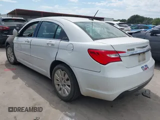 2013 Chrysler 200 LX z VIN 1C3CCBABXDN636194, wystawiony jako IAAI lot #42473918 z przebiegiem 162 609 mil mil oraz . Historia ofert i sprzedaży dostępna na DreamBid. Obrazek 3.