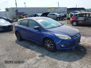 2012 Ford Focus SE z VIN 1FAHP3K25CL317974, wystawiony jako IAAI lot #42489737 z przebiegiem 66 541 mil mil oraz . Historia ofert i sprzedaży dostępna na DreamBid. Obrazek 1.
