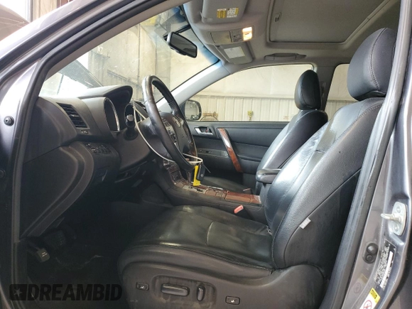 2013 Toyota Highlander Limited z VIN 5TDDK3EH1DS257974, wystawiony jako Copart lot #59481915 z przebiegiem 322 770 mil mil oraz Nie do naprawy • Non repairable. Historia ofert i sprzedaży dostępna na DreamBid. Obrazek 7.