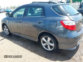 2009 Toyota Matrix S z VIN 2T1LE40E99C010143, wystawiony jako IAAI lot #42298942 z przebiegiem 183 300 mil mil oraz . Historia ofert i sprzedaży dostępna na DreamBid. Obrazek 3.
