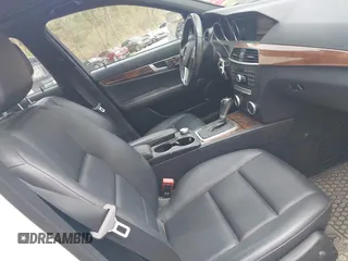 2012 Mercedes-Benz C 300 Sport z VIN WDDGF8BB1CR197311, wystawiony jako IAAI lot #42130814 z przebiegiem 93 335 mil mil oraz . Historia ofert i sprzedaży dostępna na DreamBid. Obrazek 5.