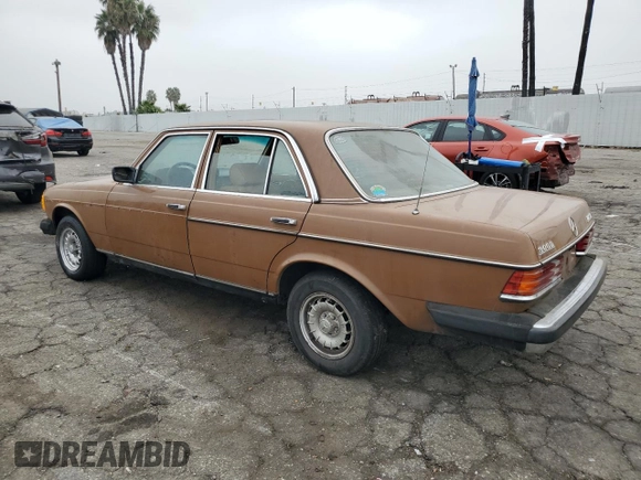 1981 Mercedes-Benz 300 D z VIN WDBAB30A3BB219467, wystawiony jako Copart lot #76183454 z przebiegiem 123 938 mil mil oraz Czysty tytuł • Clean title. Historia ofert i sprzedaży dostępna na DreamBid. Obrazek 2.