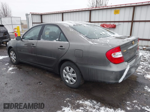 2004 Toyota Camry LE z VIN 4T1BE32K64U896809, wystawiony jako IAAI lot #41075176 z przebiegiem 223 763 mil mil oraz . Historia ofert i sprzedaży dostępna na DreamBid. Obrazek 3.