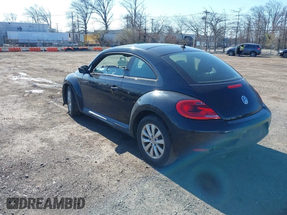 2015 Volkswagen Beetle Fleet Edition z VIN 3VWF17AT6FM645215, wystawiony jako IAAI lot #41906754 z przebiegiem 154 093 mil mil oraz . Historia ofert i sprzedaży dostępna na DreamBid. Obrazek 3.