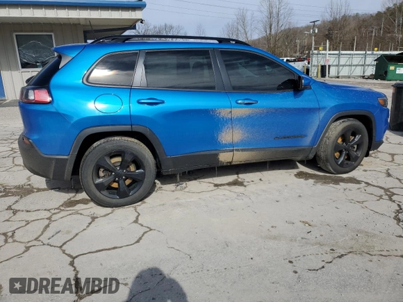 2021 Jeep Cherokee Altitude z VIN 1C4PJMLB7MD137385, wystawiony jako Copart lot #45909505 z przebiegiem Nie podano mil oraz Szkoda całkowita • Salvage title. Historia ofert i sprzedaży dostępna na DreamBid. Obrazek 3.