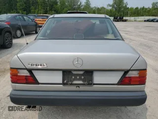 1989 Mercedes-Benz 300 E z VIN WDBEA30D7KA942808, wystawiony jako Copart lot #59315945 z przebiegiem 121 727 mil mil oraz Czysty tytuł • Clean title. Historia ofert i sprzedaży dostępna na DreamBid. Obrazek 6.