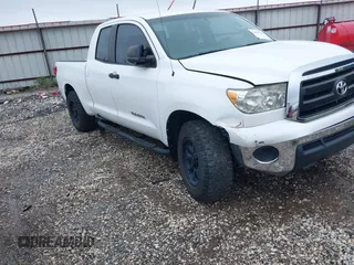 2013 Toyota Tundra z VIN 5TFRM5F19DX064236, wystawiony jako IAAI lot #42405810 z przebiegiem 147 312 mil mil oraz . Historia ofert i sprzedaży dostępna na DreamBid. Obrazek 1.