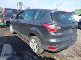 2017 Ford Escape S z VIN 1FMCU0F75HUD15558, wystawiony jako IAAI lot #41890712 z przebiegiem 158 441 mil mil oraz . Historia ofert i sprzedaży dostępna na DreamBid. Obrazek 3.