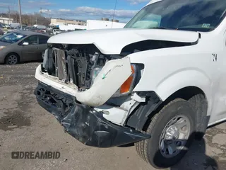 2021 Nissan NV Cargo SV z VIN 1N6BF0LY1MN806850, wystawiony jako IAAI lot #41500860 z przebiegiem 94 928 mil mil oraz . Historia ofert i sprzedaży dostępna na DreamBid. Obrazek 17.