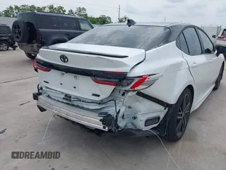 2025 Toyota Camry LE z VIN 4T1DAACK2SU016483, wystawiony jako IAAI lot #42123233 z przebiegiem 19 686 mil mil oraz . Historia ofert i sprzedaży dostępna na DreamBid. Obrazek 6.