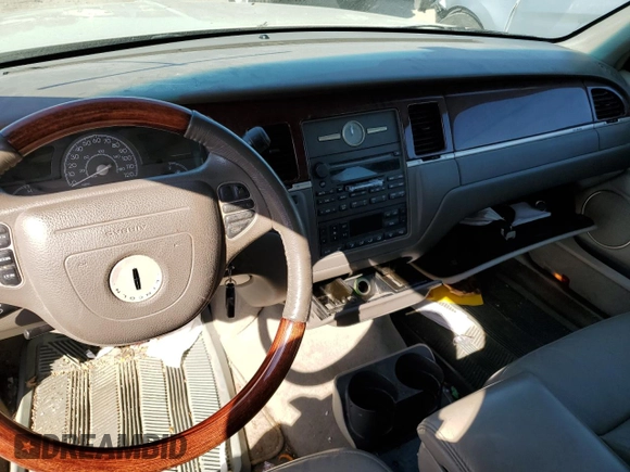2004 Lincoln Town Car Ultimate z VIN 1LNHM83WX4Y607645, wystawiony jako Copart lot #72791093 z przebiegiem 172 917 mil mil oraz Szkody całkowita. Historia ofert i sprzedaży dostępna na DreamBid. Obrazek 8.