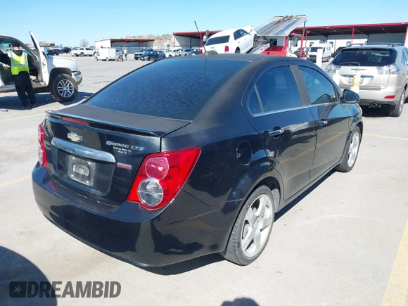 2015 Chevrolet Sonic LTZ z VIN 1G1JE5SB7F4101368, wystawiony jako IAAI lot #41742156 z przebiegiem 143 865 mil mil oraz . Historia ofert i sprzedaży dostępna na DreamBid. Obrazek 4.