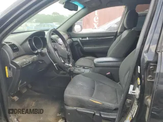 2013 Kia Sorento LX z VIN 5XYKT3A62DG416989, wystawiony jako Copart lot #55416865 z przebiegiem 280 489 mil mil oraz Czysty tytuł • Clean title. Historia ofert i sprzedaży dostępna na DreamBid. Obrazek 7.