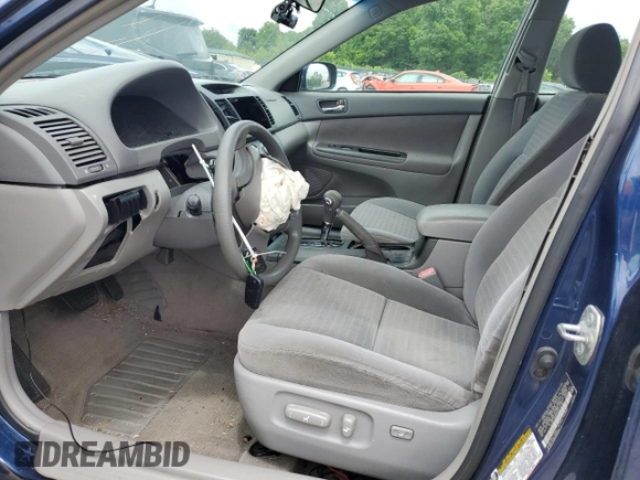 2005 Toyota Camry LE z VIN 4T1BE30K95U072730, wystawiony jako Copart lot #56398505 z przebiegiem 115 917 mil mil oraz Czysty tytuł • Clean title. Historia ofert i sprzedaży dostępna na DreamBid. Obrazek 7.