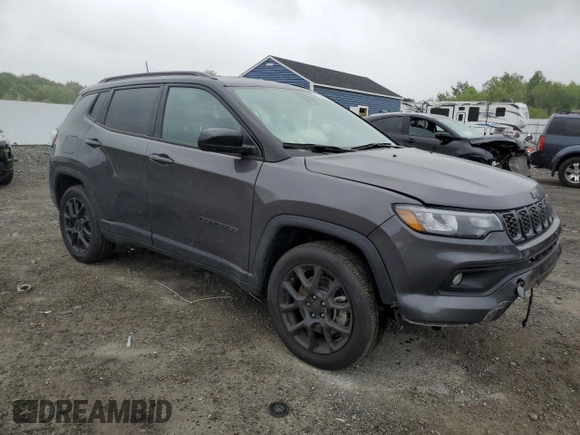 2024 Jeep Compass Latitude z VIN 3C4NJDBN8RT120485, wystawiony jako Copart lot #57960485 z przebiegiem 7 677 mil mil oraz Szkoda całkowita • Salvage title. Historia ofert i sprzedaży dostępna na DreamBid. Obrazek 4.
