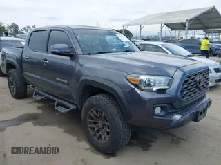 2021 Toyota Tacoma SR z VIN 3TMCZ5AN0MM418099, wystawiony jako IAAI lot #42004211 z przebiegiem 87 897 mil mil oraz . Historia ofert i sprzedaży dostępna na DreamBid. Obrazek 1.