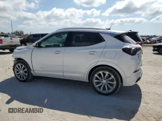2024 Buick Encore GX Avenir z VIN KL4AMFSL4RB014059, wystawiony jako Copart lot #57218775 z przebiegiem 5 515 mil mil oraz Szkoda całkowita • Salvage title. Historia ofert i sprzedaży dostępna na DreamBid. Obrazek 2.