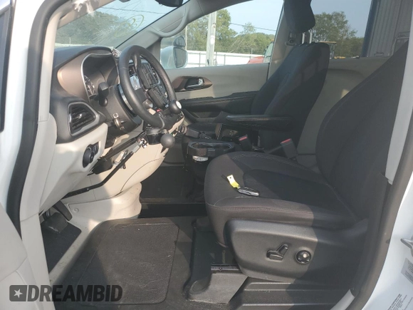 2018 Chrysler Pacifica Touring Plus z VIN 2C4RC1FG3JR100514, wystawiony jako Copart lot #71270634 z przebiegiem 62 517 mil mil oraz Szkoda całkowita • Salvage title. Historia ofert i sprzedaży dostępna na DreamBid. Obrazek 7.