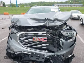 2020 GMC Terrain Denali z VIN 3GKALXEX9LL137492, wystawiony jako IAAI lot #42126393 z przebiegiem 47 075 mil mil oraz . Historia ofert i sprzedaży dostępna na DreamBid. Obrazek 6.