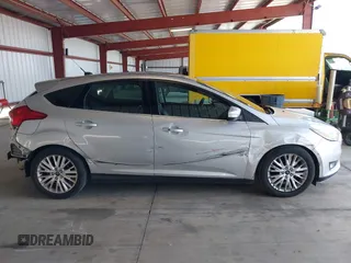 2017 Ford Focus Titanium z VIN 1FADP3N2XHL288103, wystawiony jako IAAI lot #42573844 z przebiegiem 128 952 mil mil oraz . Historia ofert i sprzedaży dostępna na DreamBid. Obrazek 14.