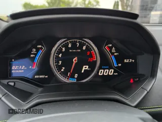 2015 Lamborghini Huracan z VIN ZHWUC1ZF7FLA03405, wystawiony jako Copart lot #57724465 z przebiegiem 31 953 mil mil oraz Tytuł czysty. Historia ofert i sprzedaży dostępna na DreamBid. Obrazek 8.