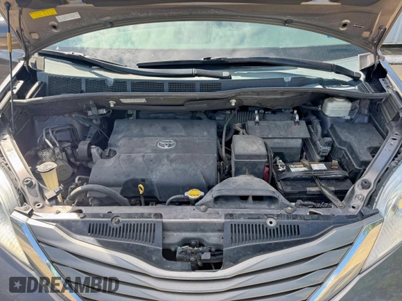 2013 Toyota Sienna XLE z VIN 5TDDK3DC1DS092365, wystawiony jako Copart lot #58743665 z przebiegiem 252 937 mil mil oraz Czysty tytuł • Clean title. Historia ofert i sprzedaży dostępna na DreamBid. Obrazek 7.