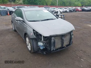 2011 Hyundai Sonata Limited z VIN 5NPEC4AC7BH304445, wystawiony jako IAAI lot #42240429 z przebiegiem 126 657 mil mil oraz . Historia ofert i sprzedaży dostępna na DreamBid. Obrazek 17.