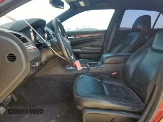 2013 Chrysler 300 z VIN 2C3CCAAG1DH568995, wystawiony jako Copart lot #56278975 z przebiegiem 133 201 mil mil oraz Szkoda całkowita • Salvage title. Historia ofert i sprzedaży dostępna na DreamBid. Obrazek 7.