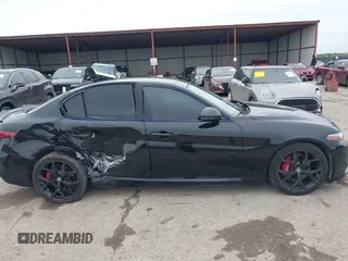 2020 Alfa Romeo Giulia z VIN ZARFAMAN9L7637186, wystawiony jako IAAI lot #41947571 z przebiegiem 37 491 mil mil oraz . Historia ofert i sprzedaży dostępna na DreamBid. Obrazek 13.