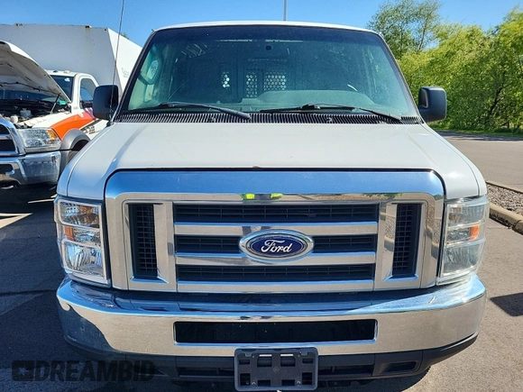 2014 Ford Econoline Cargo Commercial z VIN 1FTNE2EW0EDA95532, wystawiony jako IAAI lot #42442160 z przebiegiem 140 667 mil mil oraz . Historia ofert i sprzedaży dostępna na DreamBid. Obrazek 39.