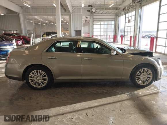 2014 Chrysler 300 C z VIN 2C3CCAKG6EH273214, wystawiony jako IAAI lot #41656641 z przebiegiem 211 121 mil mil oraz . Historia ofert i sprzedaży dostępna na DreamBid. Obrazek 12.