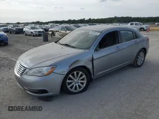 2014 Chrysler 200 Touring z VIN 1C3CCBBB0EN177211, wystawiony jako Copart lot #63526614 z przebiegiem 131 915 mil mil oraz Szkody całkowita. Historia ofert i sprzedaży dostępna na DreamBid. Obrazek 1.